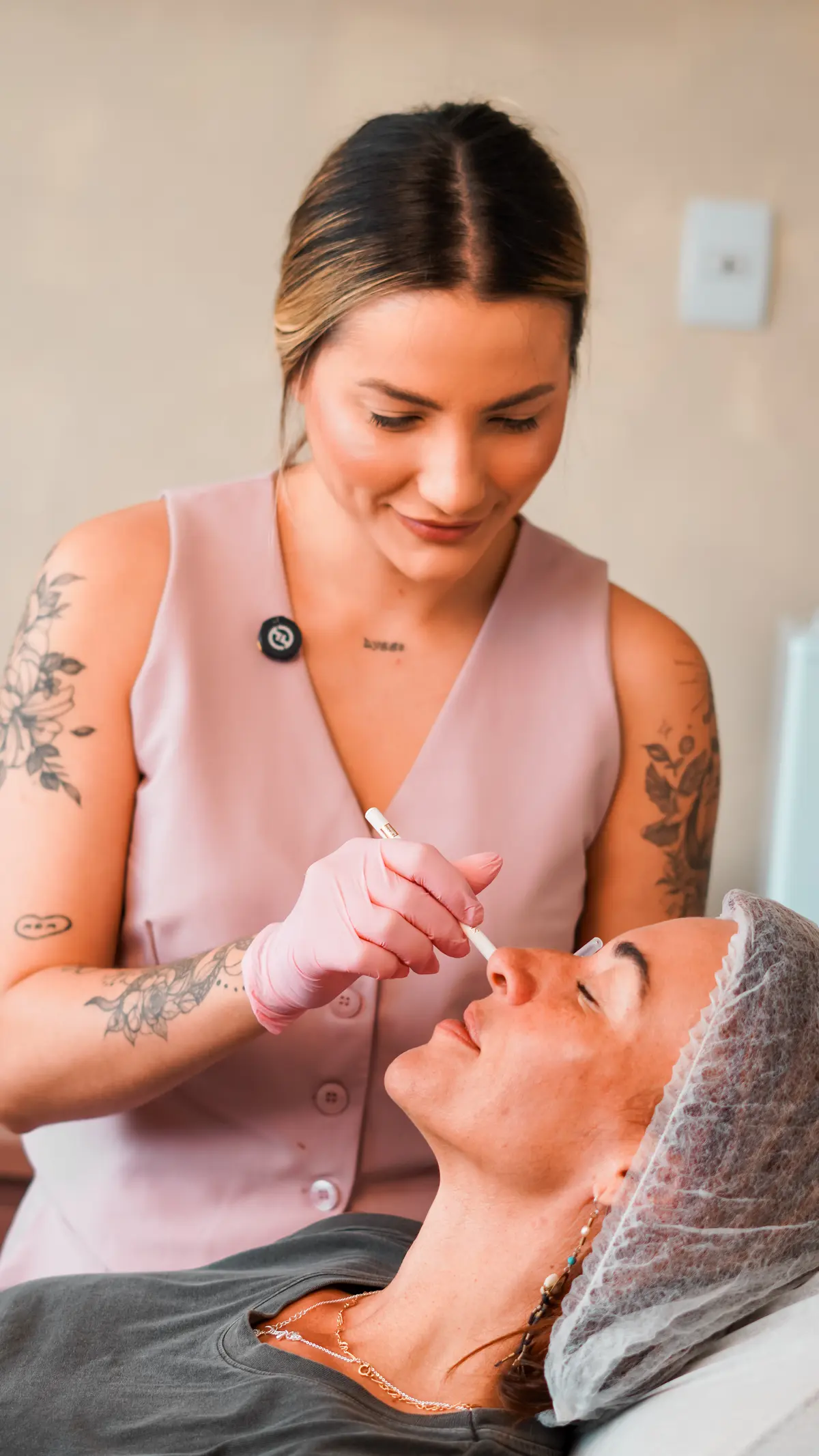 Dra. Stefany realizando um procedimento facial