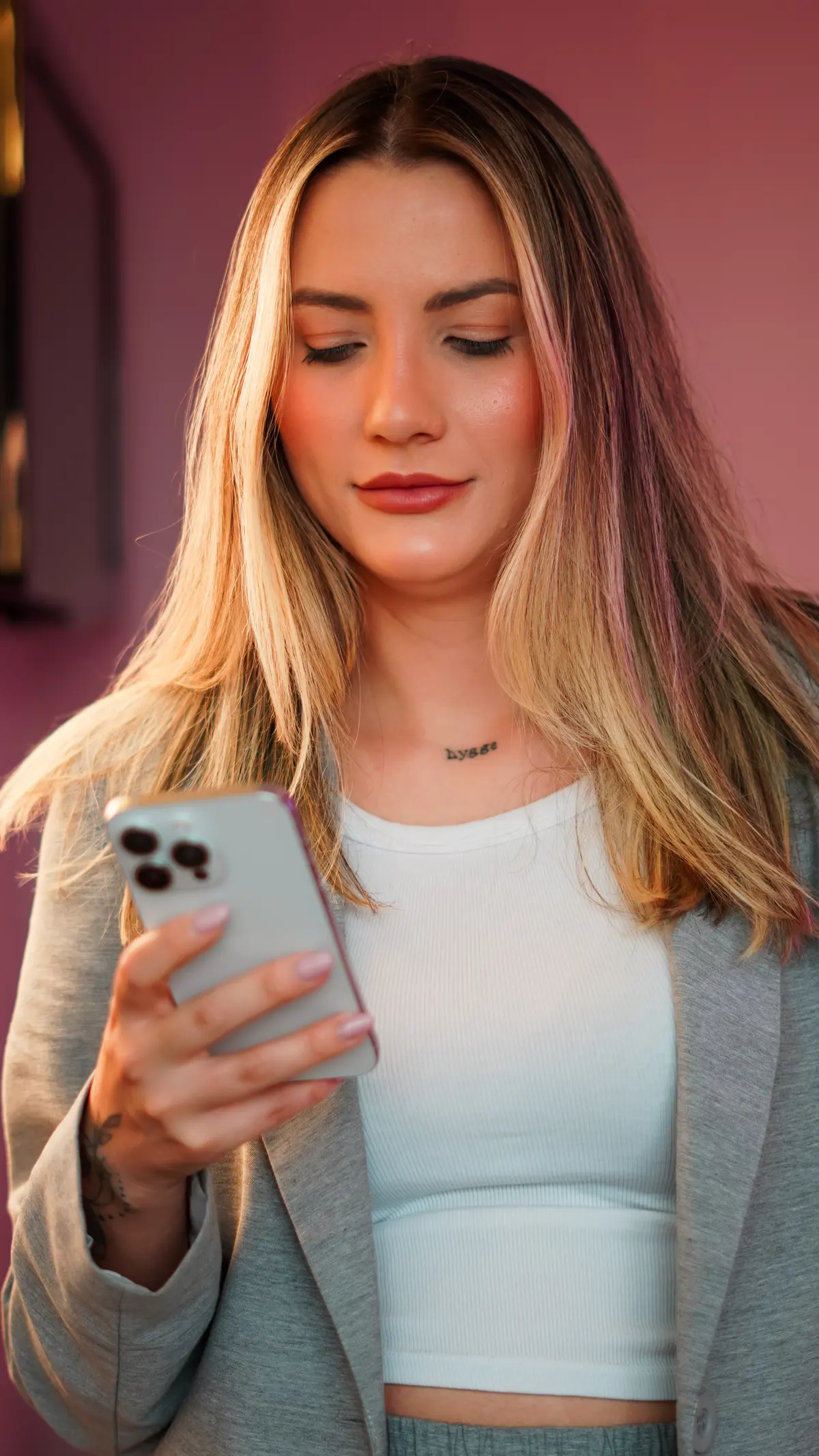 Dra. Stefany olhando o celular, respondendo mensagens