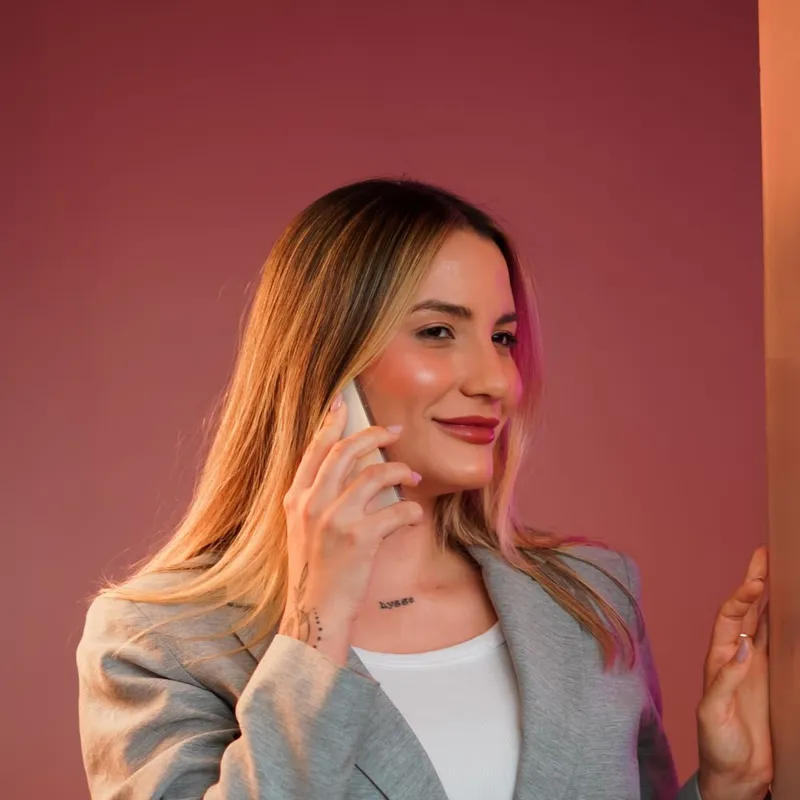 Dra. Stefany Gomes ao telefone, sorrindo